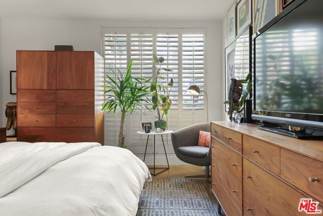 8400 De Longpre Avenue 202, West Hollywood, CA 90069