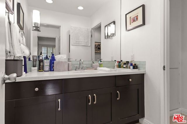 8400 De Longpre Avenue 202, West Hollywood, CA 90069