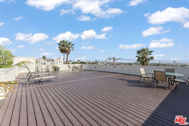 8400 De Longpre Avenue 202, West Hollywood, CA 90069