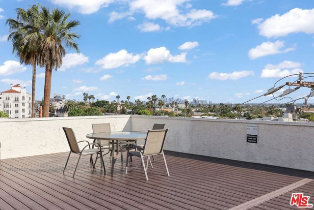 8400 De Longpre Avenue 202, West Hollywood, CA 90069