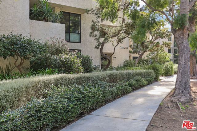 8400 De Longpre Avenue 202, West Hollywood, CA 90069