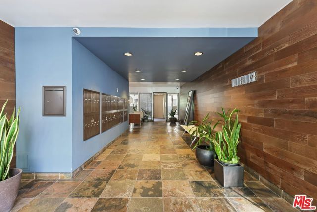 8400 De Longpre Avenue 202, West Hollywood, CA 90069