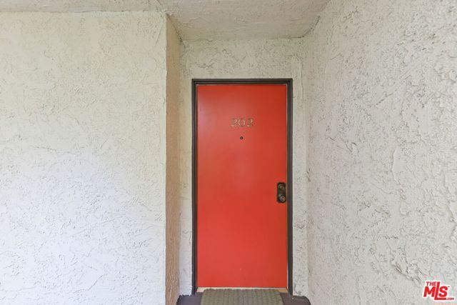 8400 De Longpre Avenue 202, West Hollywood, CA 90069