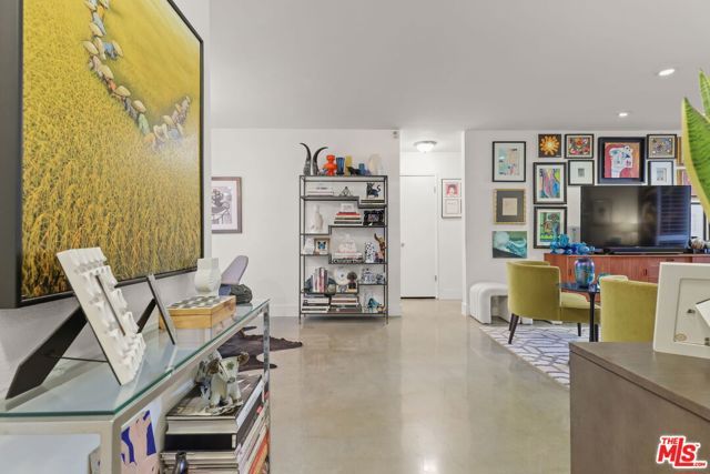 8400 De Longpre Avenue 202, West Hollywood, CA 90069