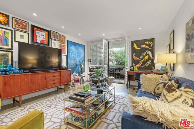 8400 De Longpre Avenue 202, West Hollywood, CA 90069