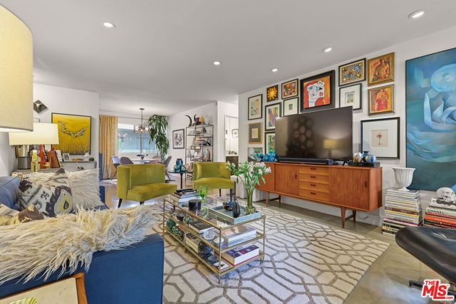 8400 De Longpre Avenue 202, West Hollywood, CA 90069