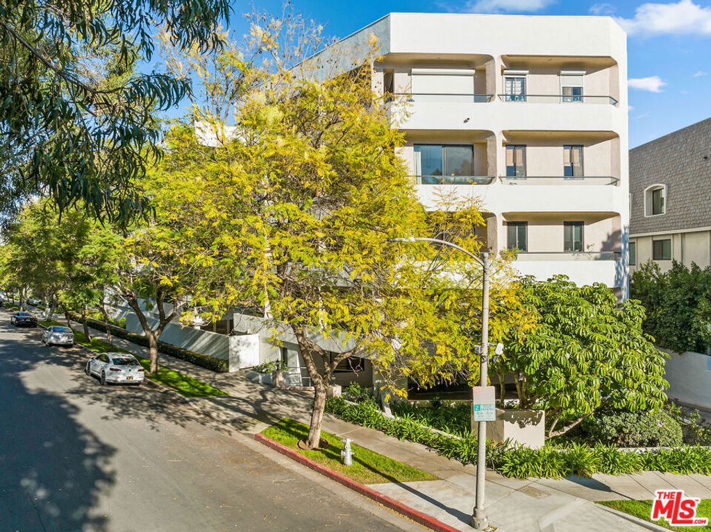 Image 1 of property listing at 450 N MAPLE Drive 401, Beverly Hills, CA 90210