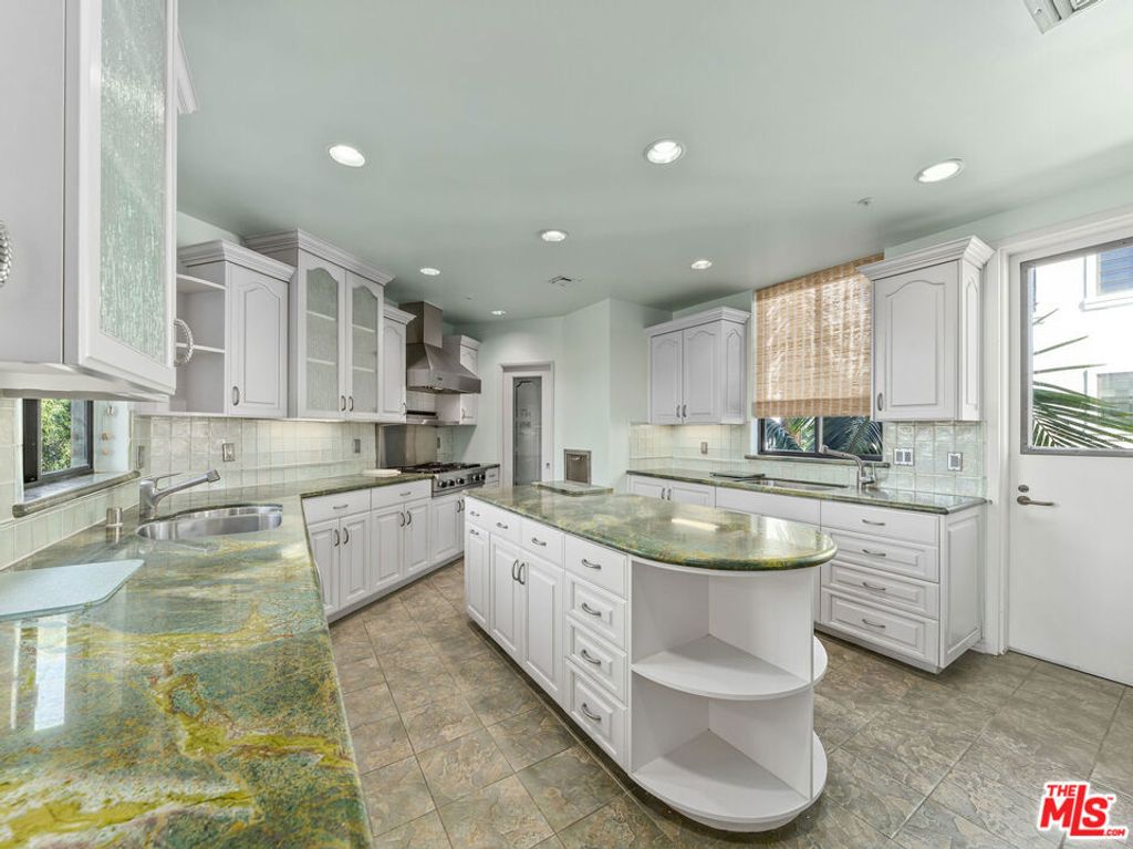 Image 14 of property listing at 450 N MAPLE Drive 401, Beverly Hills, CA 90210