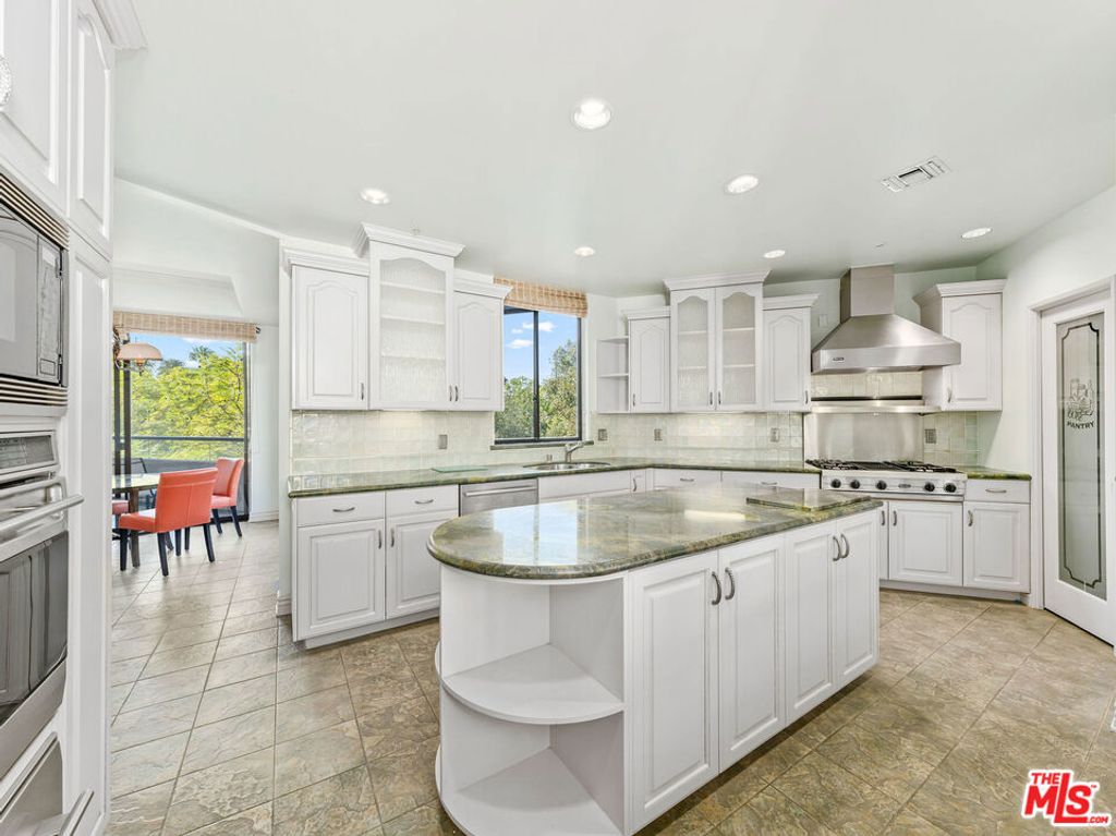 Image 15 of property listing at 450 N MAPLE Drive 401, Beverly Hills, CA 90210