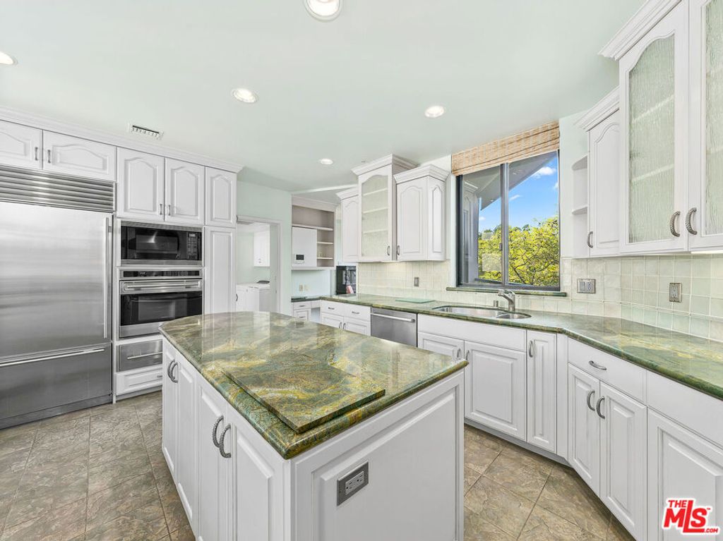 Image 16 of property listing at 450 N MAPLE Drive 401, Beverly Hills, CA 90210