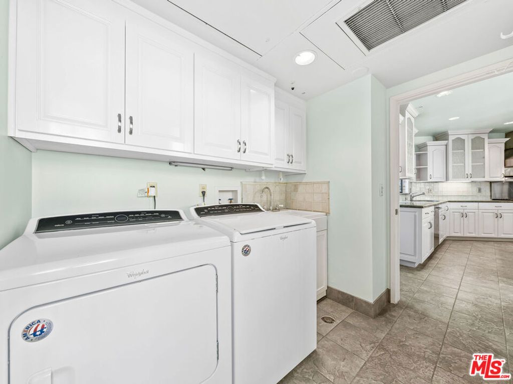 Image 17 of property listing at 450 N MAPLE Drive 401, Beverly Hills, CA 90210