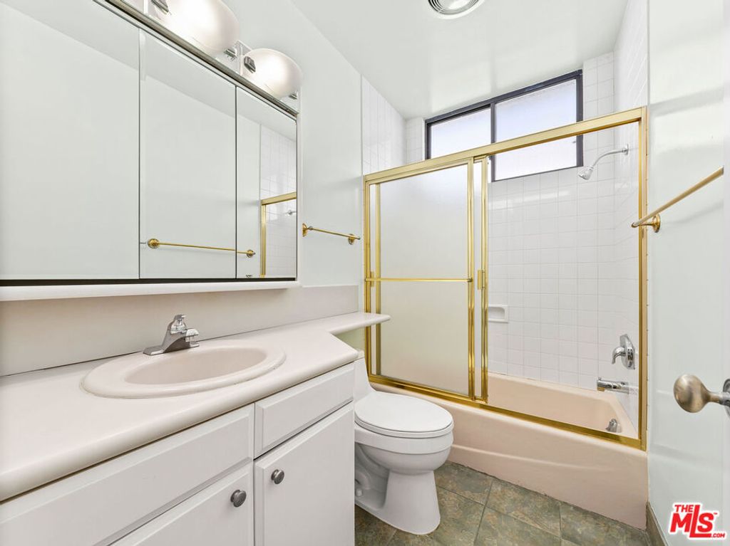 Image 18 of property listing at 450 N MAPLE Drive 401, Beverly Hills, CA 90210