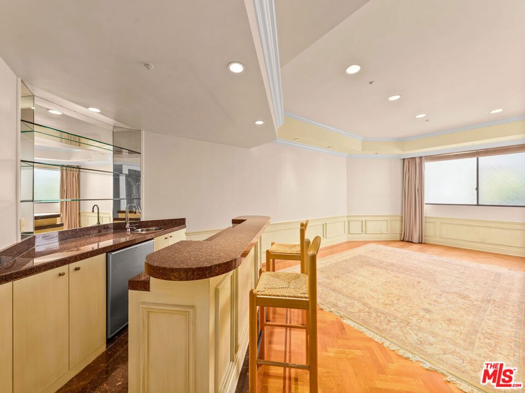 Image 21 of property listing at 450 N MAPLE Drive 401, Beverly Hills, CA 90210