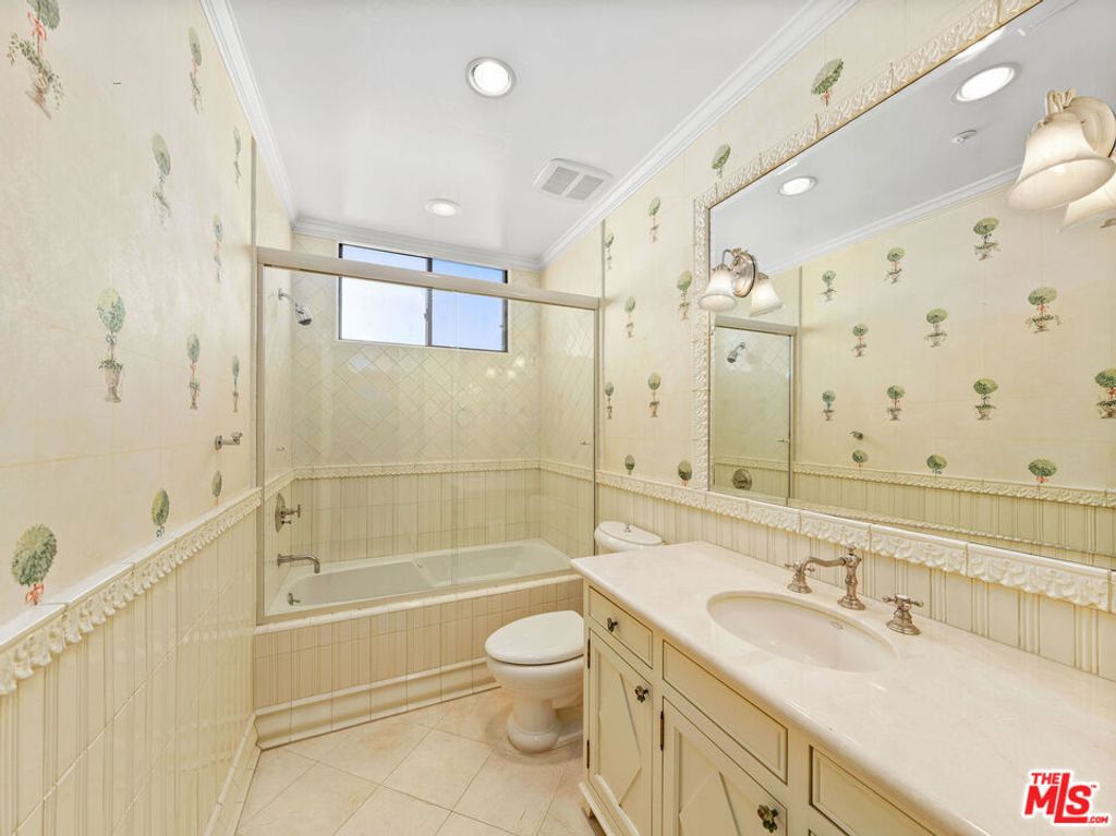 Image 27 of property listing at 450 N MAPLE Drive 401, Beverly Hills, CA 90210