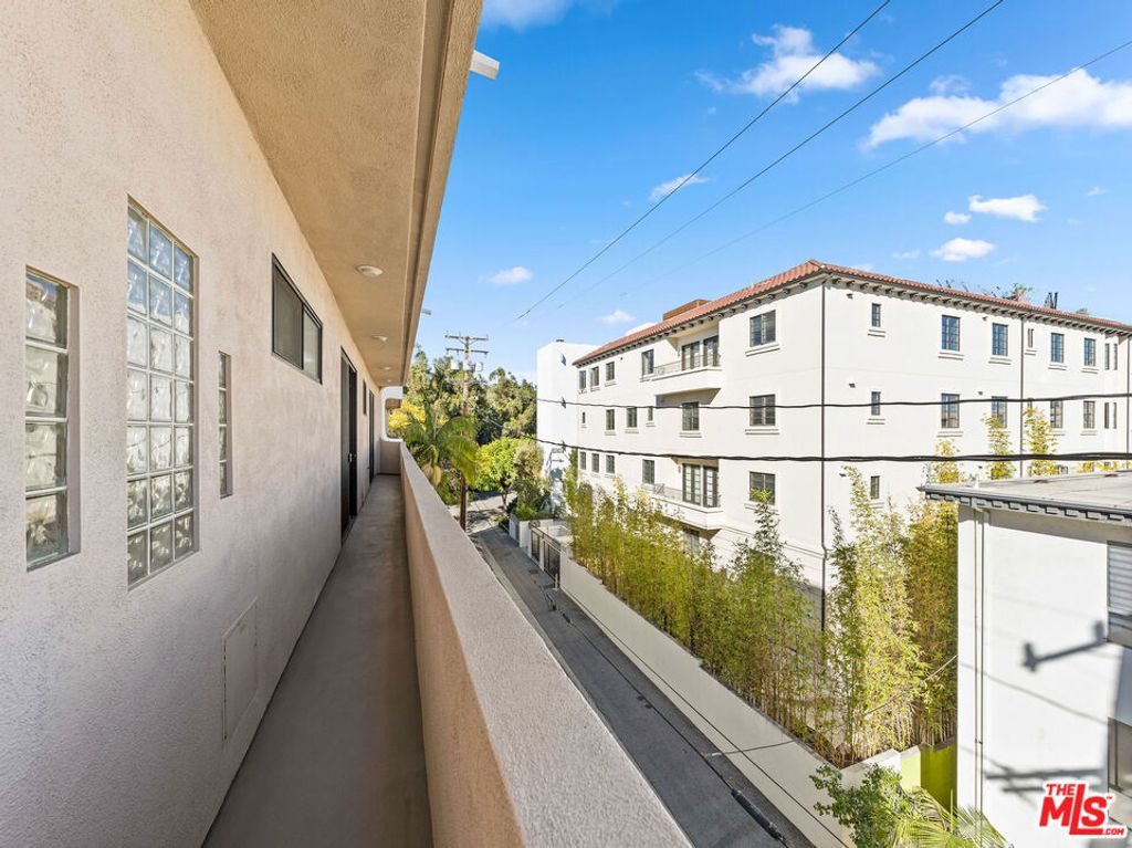 Image 28 of property listing at 450 N MAPLE Drive 401, Beverly Hills, CA 90210