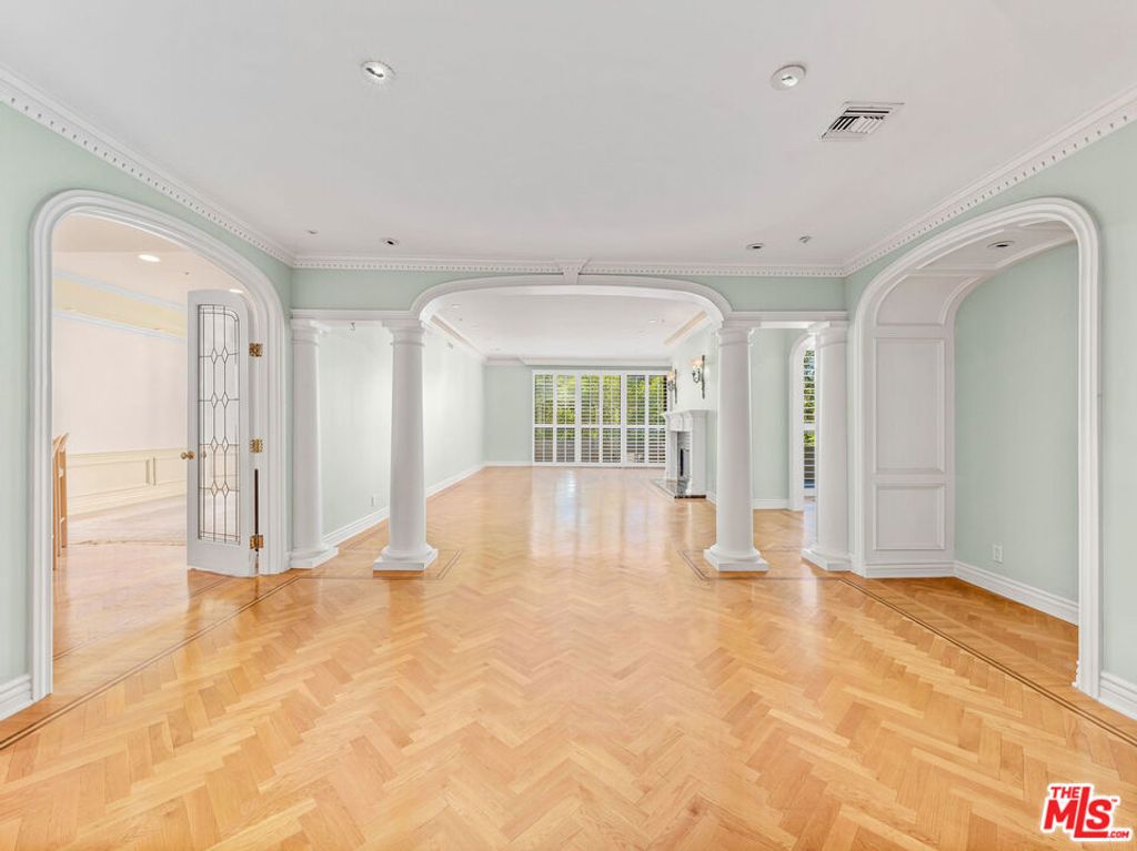 Image 3 of property listing at 450 N MAPLE Drive 401, Beverly Hills, CA 90210