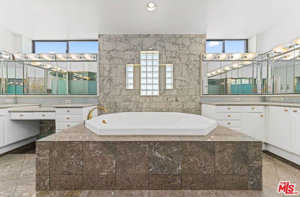 Image 32 of property listing at 450 N MAPLE Drive 401, Beverly Hills, CA 90210