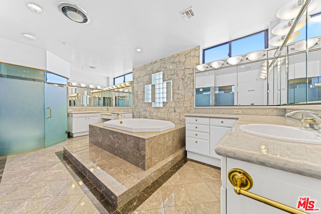 Image 34 of property listing at 450 N MAPLE Drive 401, Beverly Hills, CA 90210