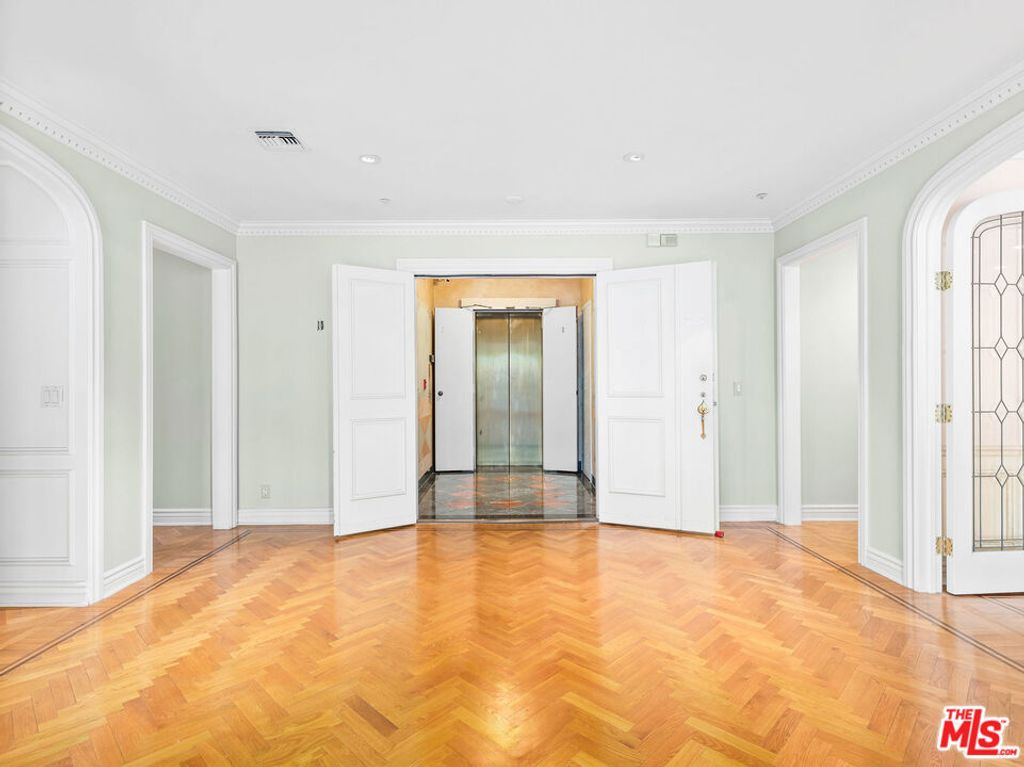 Image 4 of property listing at 450 N MAPLE Drive 401, Beverly Hills, CA 90210