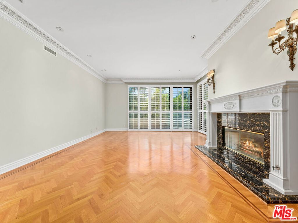 Image 5 of property listing at 450 N MAPLE Drive 401, Beverly Hills, CA 90210