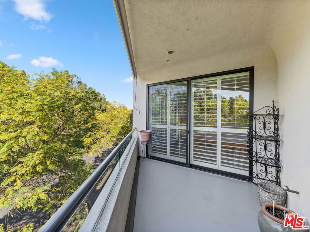 Image 6 of property listing at 450 N MAPLE Drive 401, Beverly Hills, CA 90210
