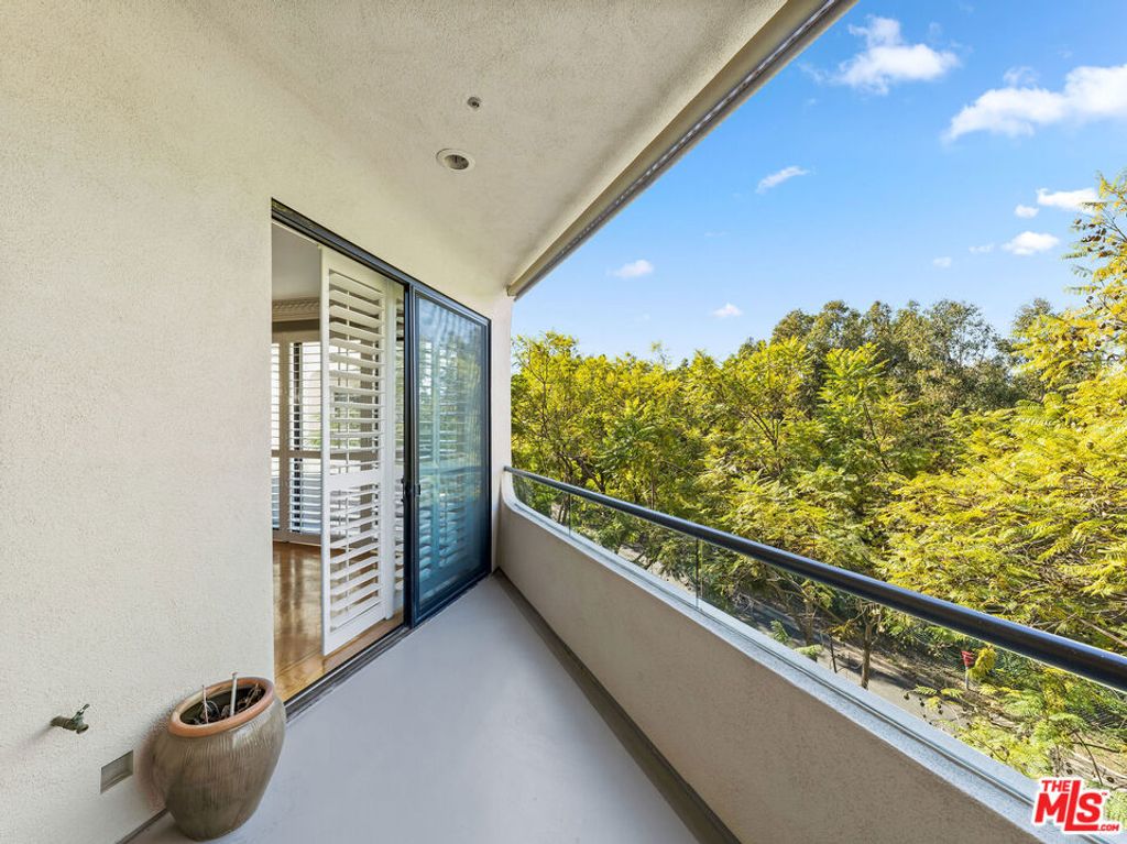 Image 7 of property listing at 450 N MAPLE Drive 401, Beverly Hills, CA 90210
