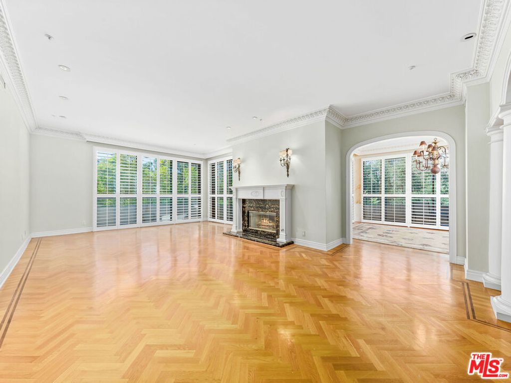 Image 8 of property listing at 450 N MAPLE Drive 401, Beverly Hills, CA 90210
