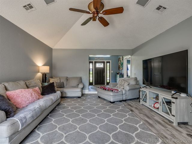 8817 S 72nd East Avenue, Tulsa, OK 74133