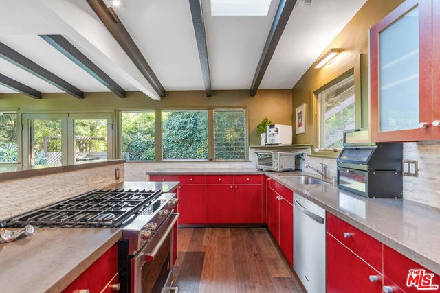 8581 Appian Way, Los Angeles, CA 90046