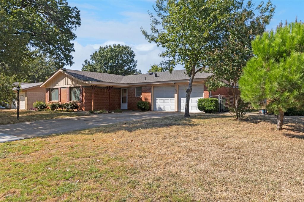 1353 Harrison Lane, Hurst, TX 76053