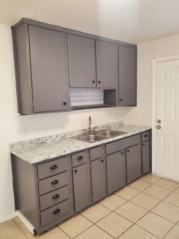 2205 Wagner Avenue, Fort Worth, TX 76106