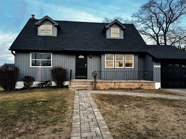 696 N Delaware Avenue, Lindenhurst, NY 11757