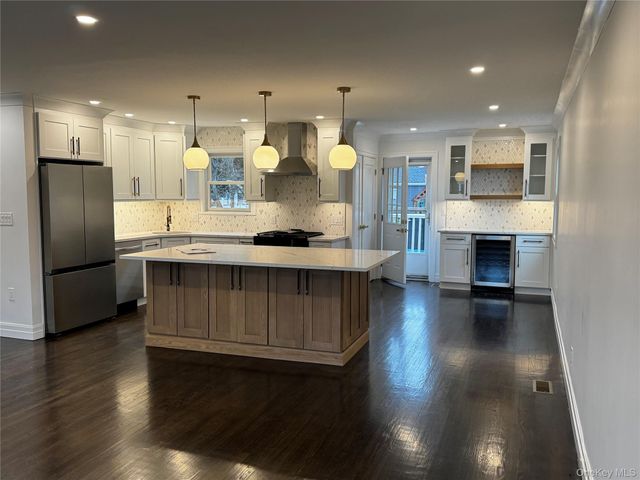 696 N Delaware Avenue, Lindenhurst, NY 11757