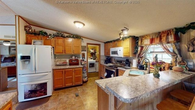 2435 US Route 60, Hurricane, WV 25526