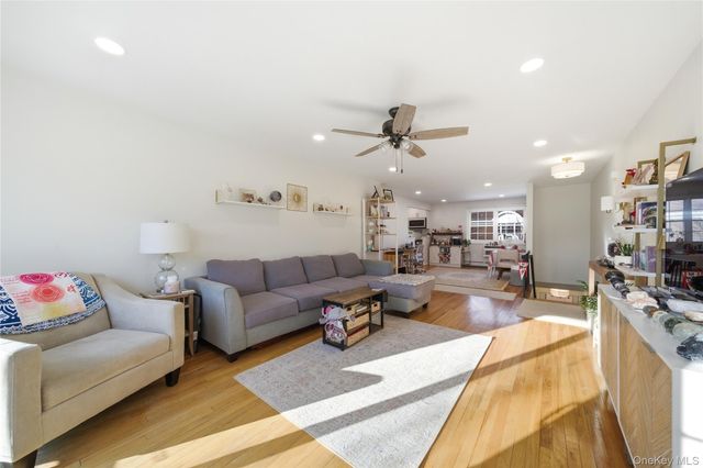 4743 Wilshire Lane 4743, Oakdale, NY 11769