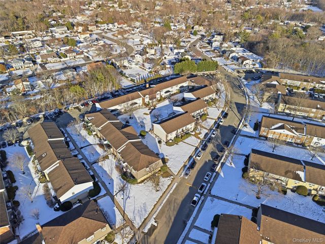 4743 Wilshire Lane 4743, Oakdale, NY 11769