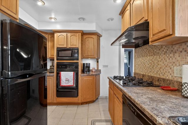 77 W Arthur Place, Iselin, NJ 08830