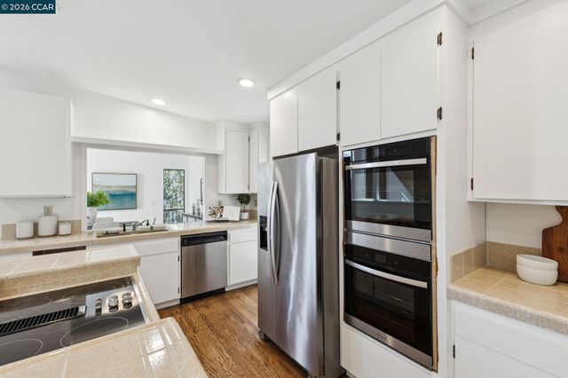 39 Saint Stephens Dr, Orinda, CA 94563