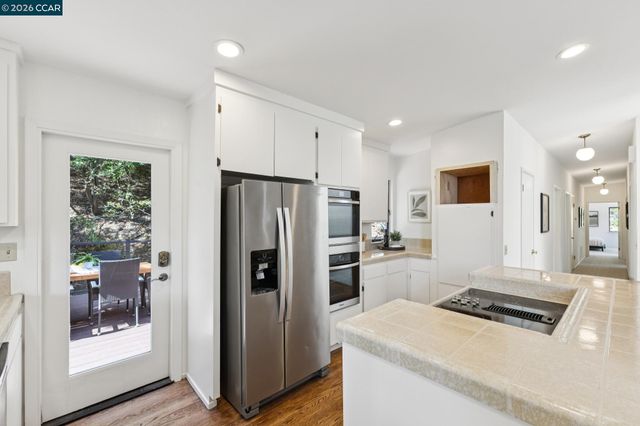 39 Saint Stephens Dr, Orinda, CA 94563