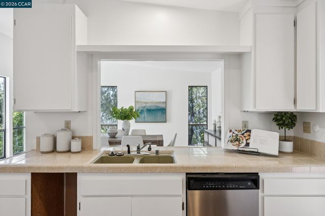 39 Saint Stephens Dr, Orinda, CA 94563