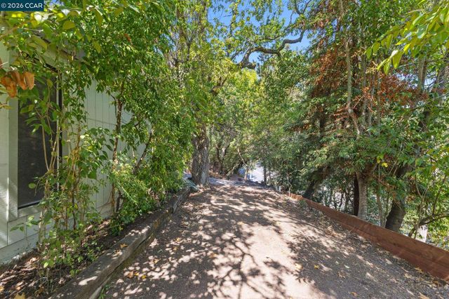 39 Saint Stephens Dr, Orinda, CA 94563