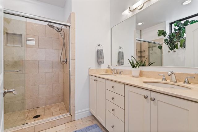 1048 W Lawrence Avenue 2, Chicago, IL 60640