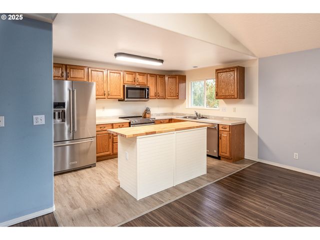 1205 S 13TH St, Cottage Grove, OR 97424