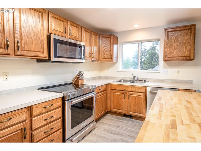 1205 S 13TH St, Cottage Grove, OR 97424