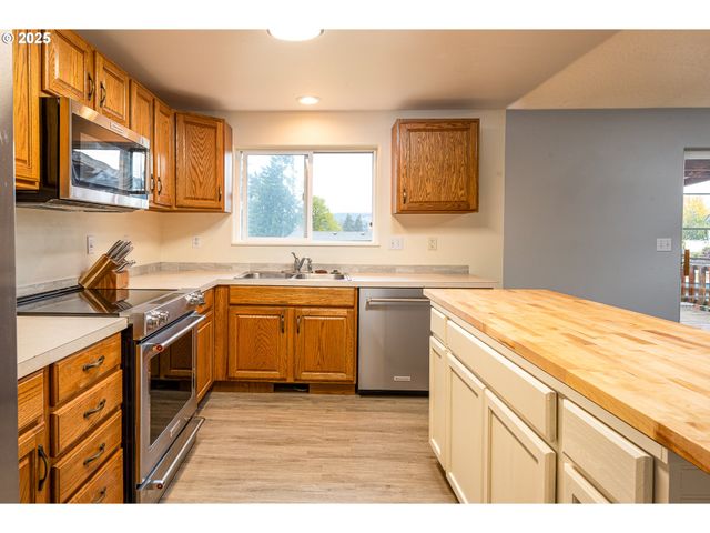 1205 S 13TH St, Cottage Grove, OR 97424