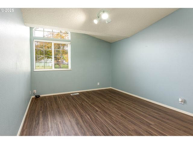 1205 S 13TH St, Cottage Grove, OR 97424