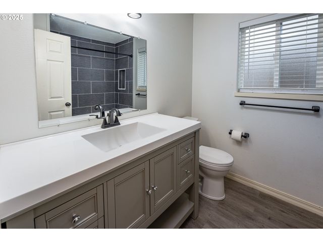 1205 S 13TH St, Cottage Grove, OR 97424