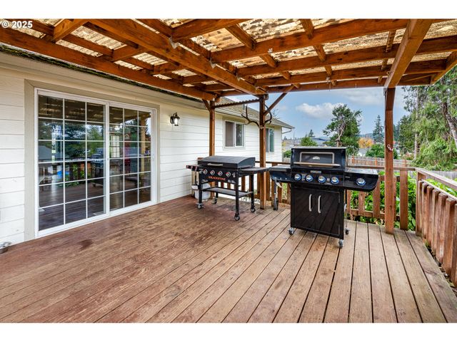 1205 S 13TH St, Cottage Grove, OR 97424