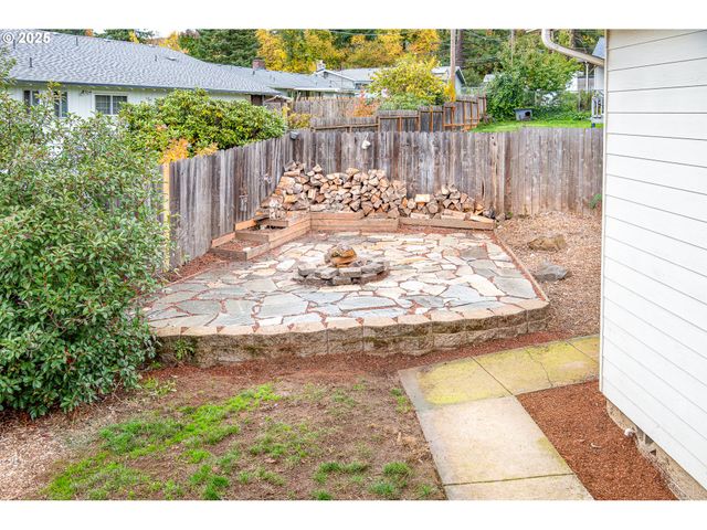 1205 S 13TH St, Cottage Grove, OR 97424