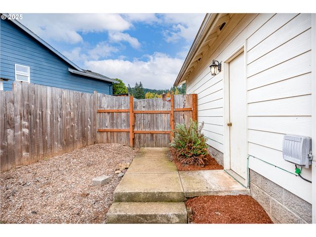 1205 S 13TH St, Cottage Grove, OR 97424